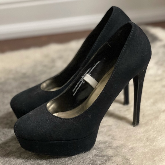 Black Suede Round Toe Heels. Size 8.5 - Picture 3 of 3